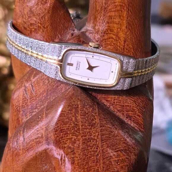 Beautiful Seiko quartz ladies watch. Gold/Silver tone.slim...